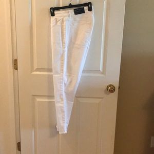 White frayed ankle jeans